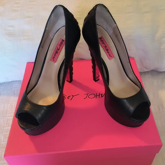 Betsy Johnson 'Sita' Pump Black Leather 6.5 M - Picture 3 of 8